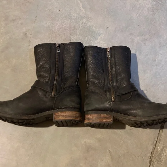 Ugg Chaney Leather Shearling Boot - Picture 8 of 8